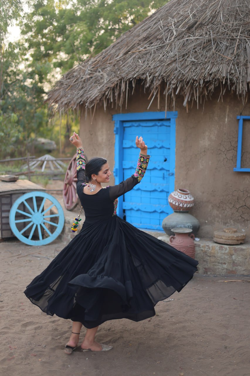 EXQUISITE PARTYWEAR GOWN