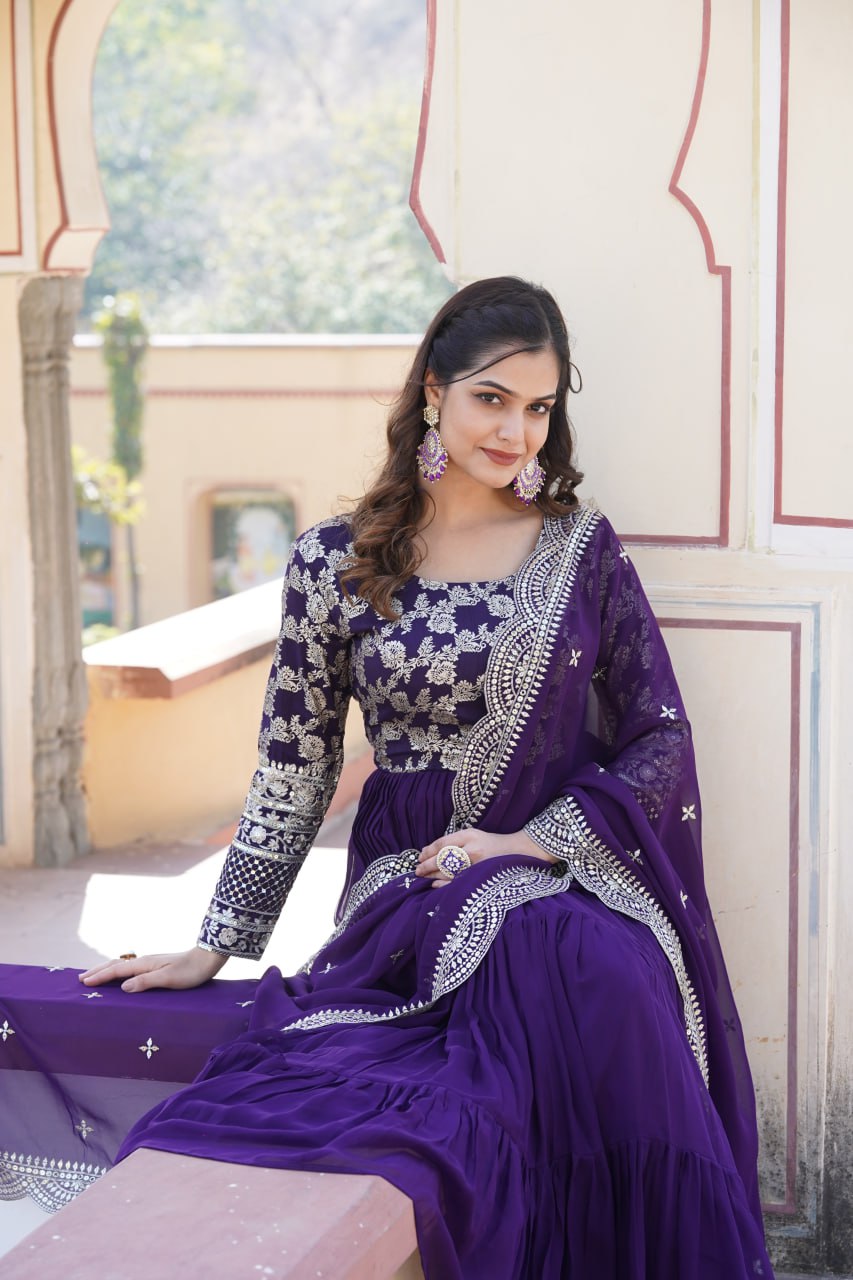 ELEGANT FAUX BLOOMING GOWN WITH VISCOSE DYABLE JACQUARD & SEQUINS EMBROIDERY ā A PERFECT FUSION OF TRADITION & STYLE š