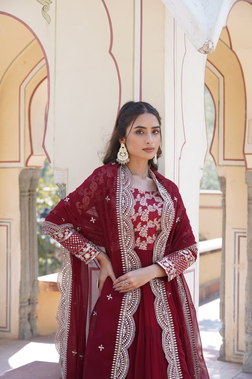 ELEGANT FAUX BLOOMING GOWN WITH VISCOSE DYABLE JACQUARD & SEQUINS EMBROIDERY ā A PERFECT FUSION OF TRADITION & STYLE š