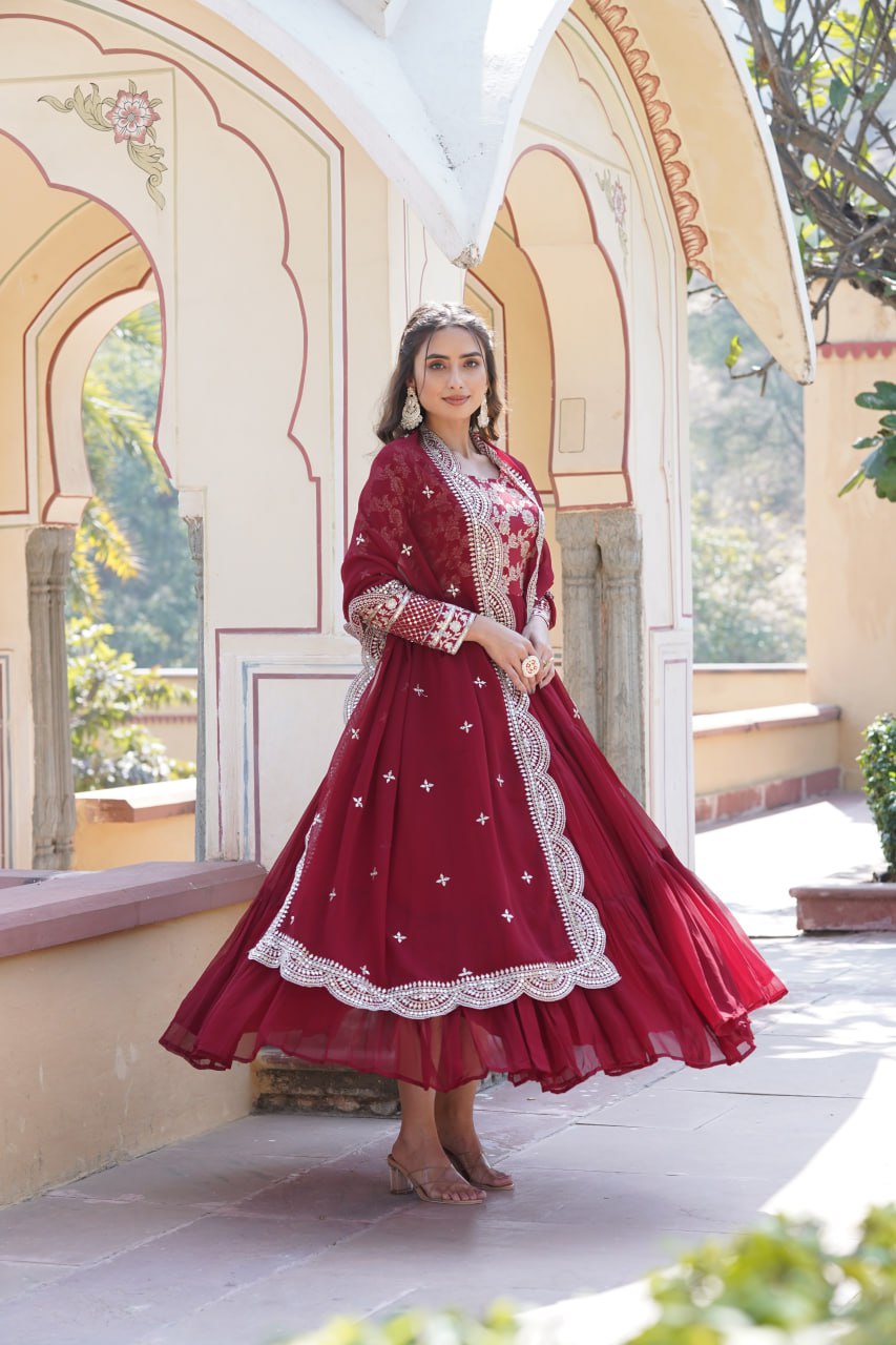 ELEGANT FAUX BLOOMING GOWN WITH VISCOSE DYABLE JACQUARD & SEQUINS EMBROIDERY ā A PERFECT FUSION OF TRADITION & STYLE š