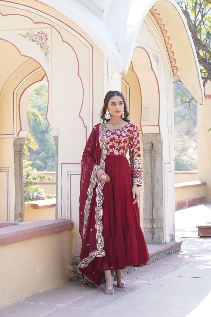 ELEGANT FAUX BLOOMING GOWN WITH VISCOSE DYABLE JACQUARD & SEQUINS EMBROIDERY ā A PERFECT FUSION OF TRADITION & STYLE š