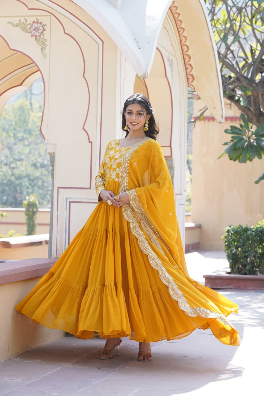 ELEGANT FAUX BLOOMING GOWN WITH VISCOSE DYABLE JACQUARD & SEQUINS EMBROIDERY ā A PERFECT FUSION OF TRADITION & STYLE š