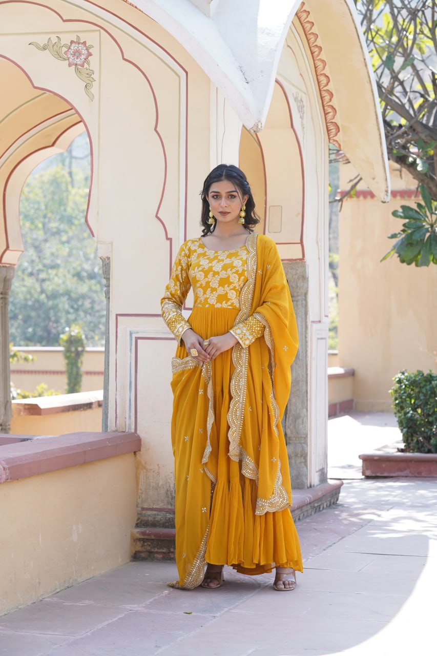 ELEGANT FAUX BLOOMING GOWN WITH VISCOSE DYABLE JACQUARD & SEQUINS EMBROIDERY ā A PERFECT FUSION OF TRADITION & STYLE š