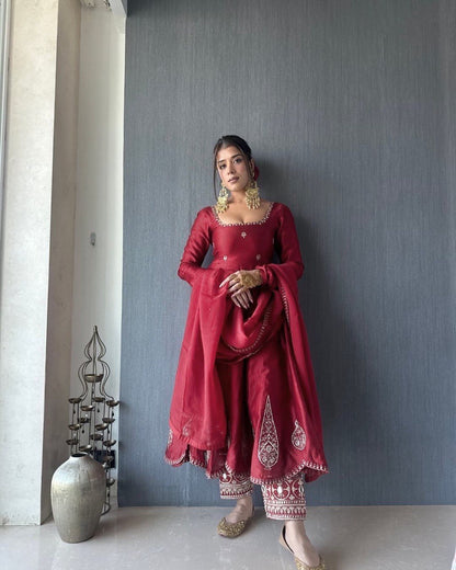 GRACEFUL DESIGNER ANARKALI SET IN NATURAL CREPE WITH THREAD & SEQUIN WORK