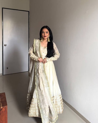 ELEGANT DESIGNER THREE-PIECE SET
